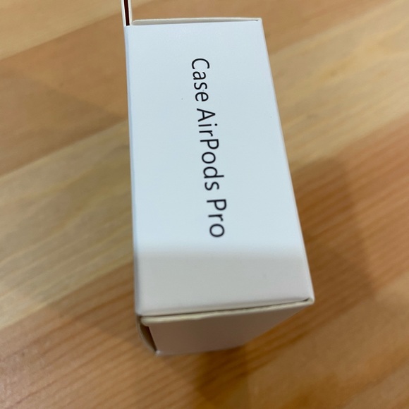 AirPod Pro Case with Clip - Picture 3 of 3